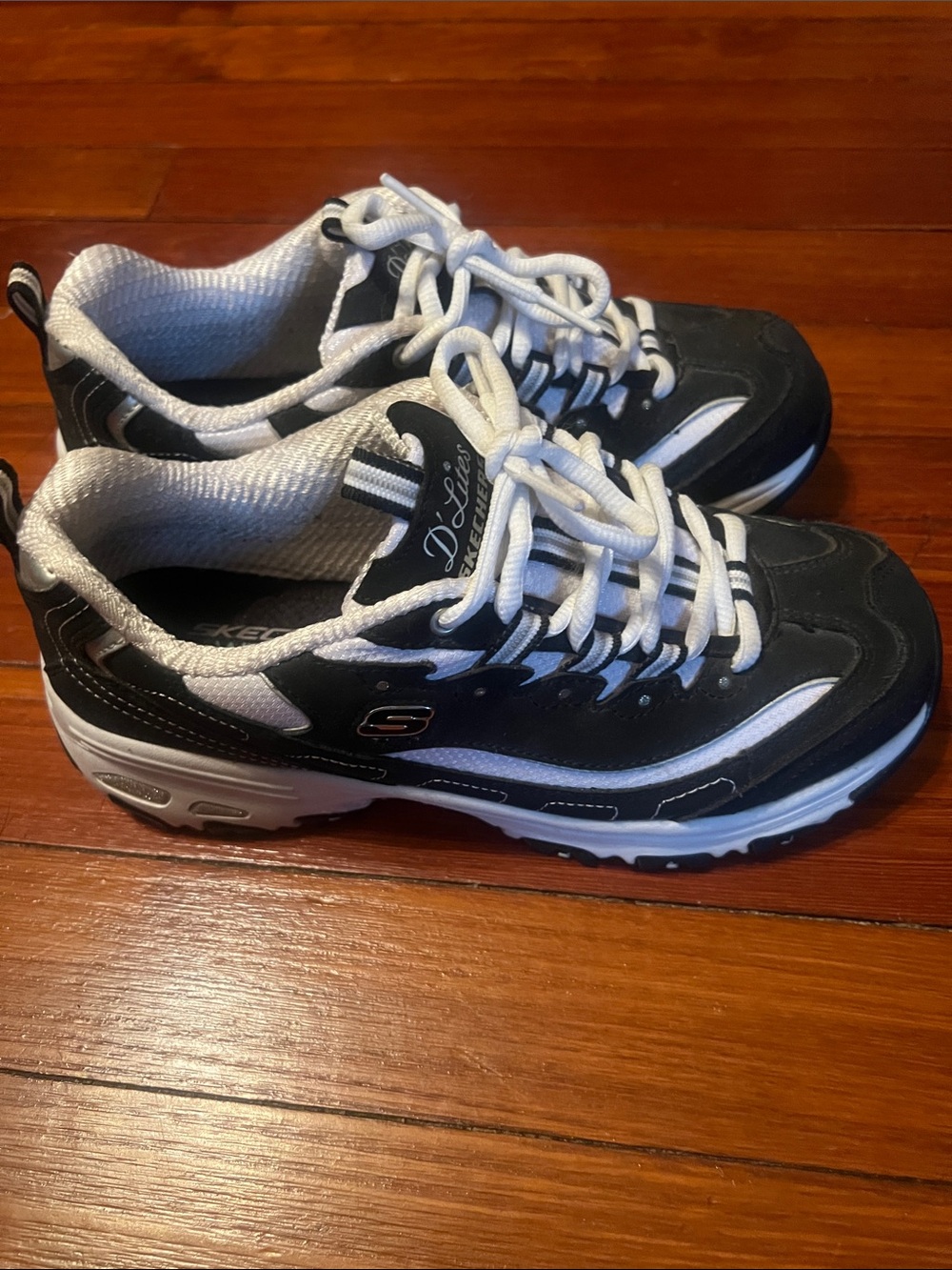 Skechers D'Lites women’s Black and White Lace-Up Sneakers